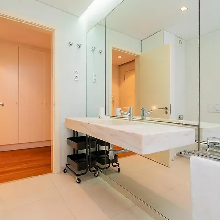 Warm Ample Space With Wall Beds Apartment Lisbon